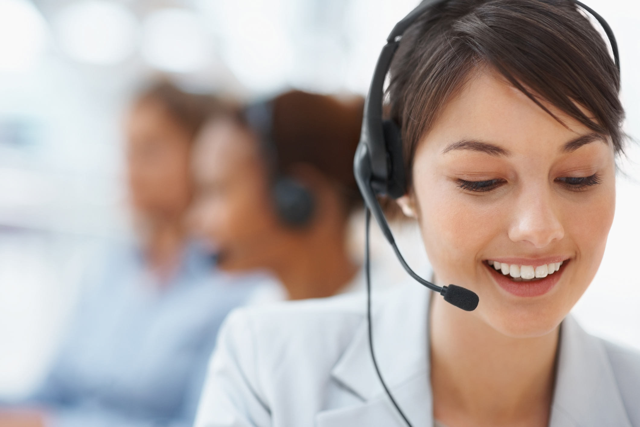 Smiling call center employee during a telephone conversation - Syntech IT